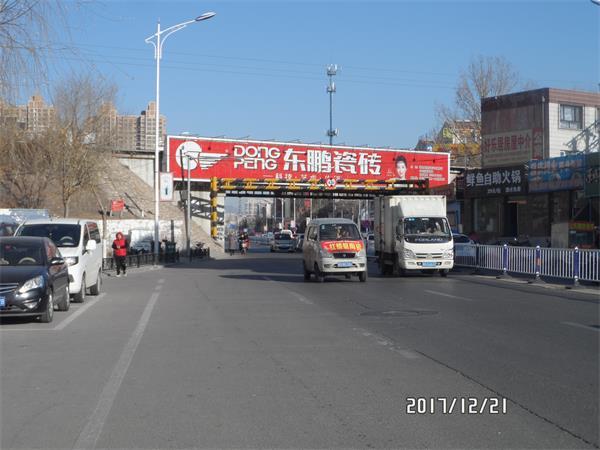 張家口工業(yè)街鐵路戶(hù)外橋體什么翻廣告牌