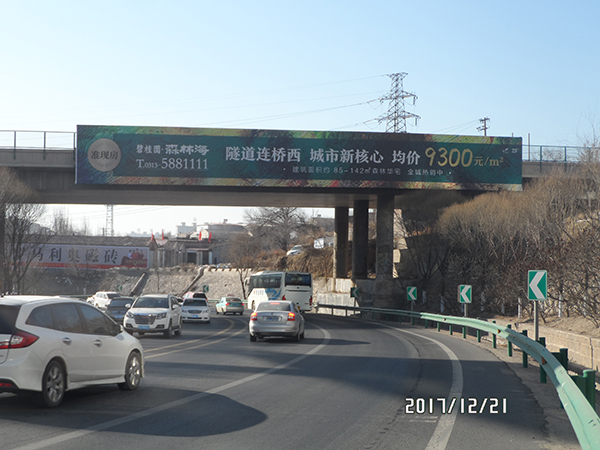 橋體廣告